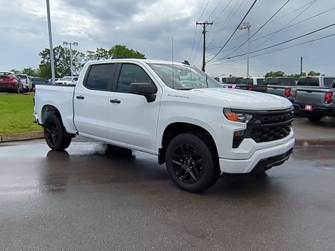 Used 2025 Chevrolet Silverado 1500 Custom image 2