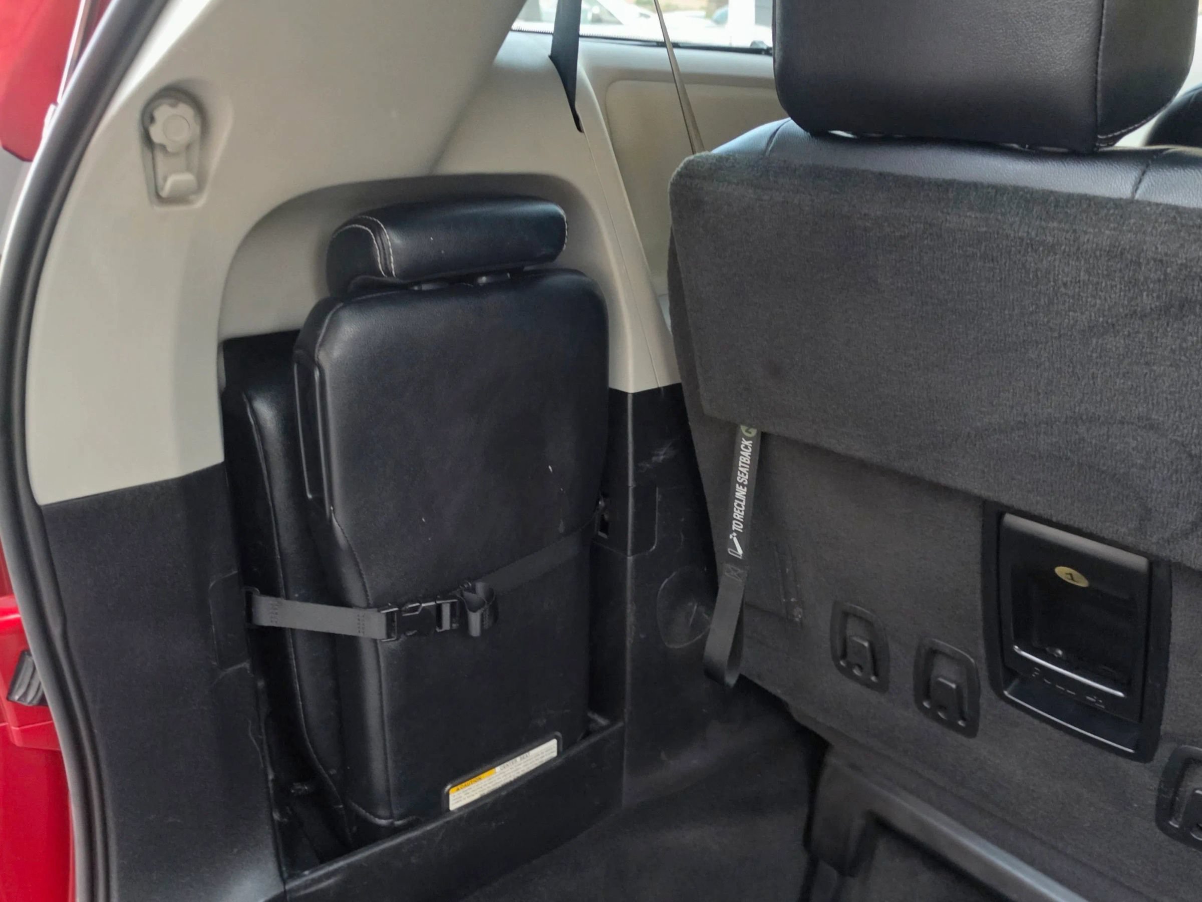 Used 2018 Toyota Sienna SE FWD image 30