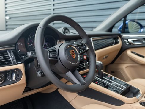 Certified 2026 Porsche Macan AWD/4WD image 4