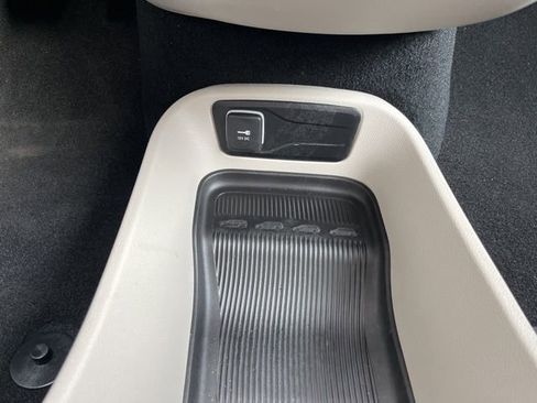 Used 2024 Chrysler Pacifica Touring-L image 35