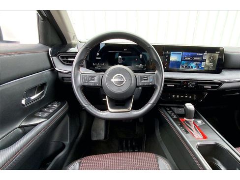 Used 2025 Nissan Kicks SR FWD image 5