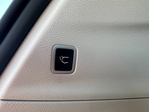 Used 2023 Chrysler Voyager LX FWD image 17