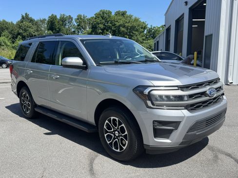 Used 2024 Ford Expedition XLT RWD image 3