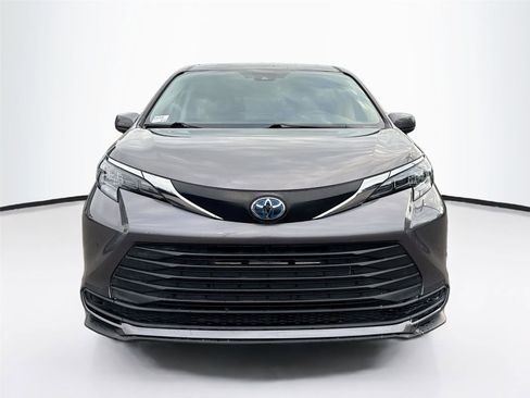 Used 2024 Toyota Sienna LE image 2