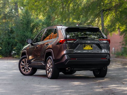 Used 2023 Toyota RAV4 XLE Premium FWD image 3