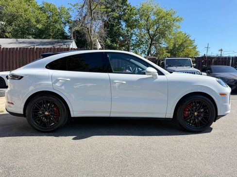 Used 2024 Porsche Cayenne S AWD/4WD image 5