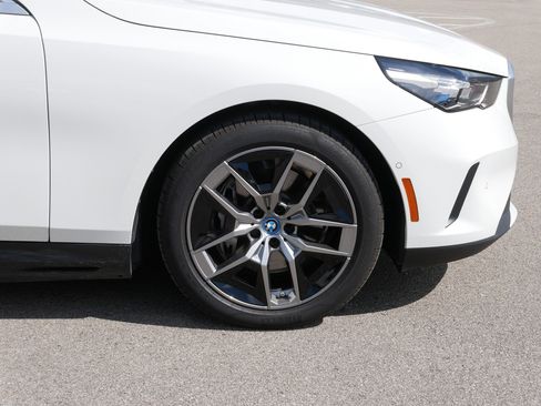 Used 2024 BMW i5 eDrive40i w/ Premium Package image 31