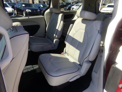 Used 2017 Chrysler Pacifica Limited image 30