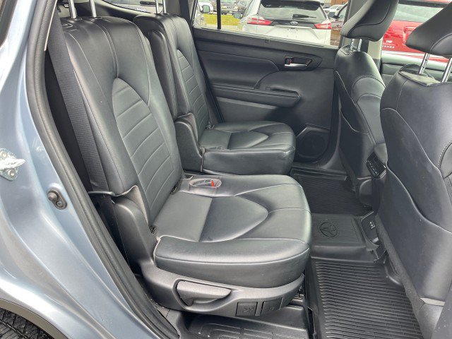 Used 2022 Toyota Highlander XLE FWD image 17