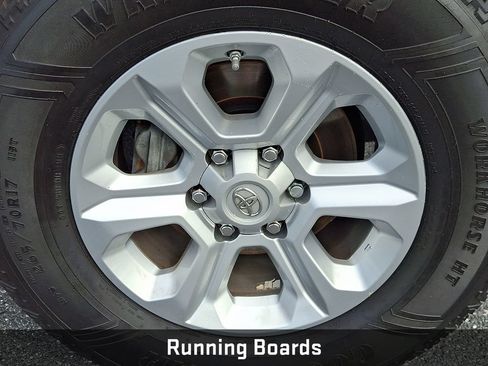 Used 2018 Toyota 4Runner SR5 AWD/4WD image 10