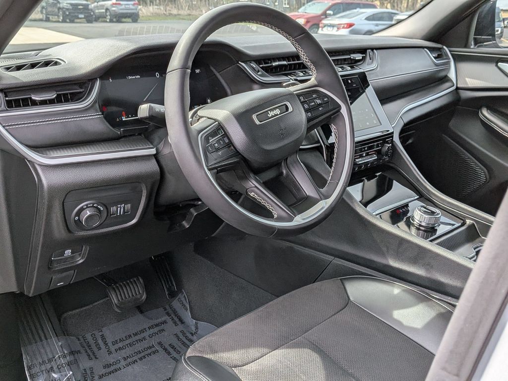 Used 2023 Jeep Grand Cherokee Altitude AWD/4WD image 9