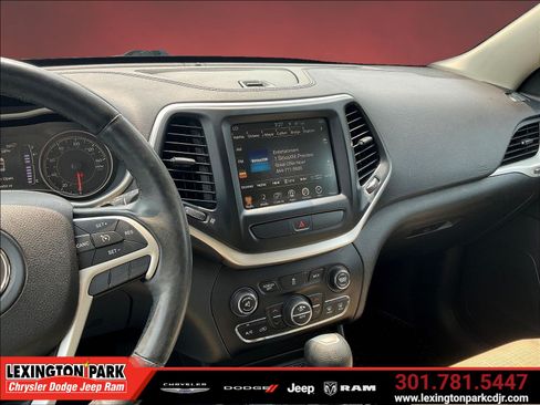Used 2017 Jeep Cherokee Latitude w/ Comfort/Convenience Group AWD/4WD image 9