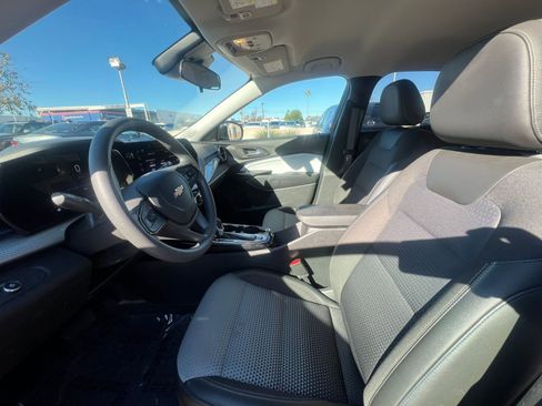 Used 2025 Chevrolet Trax LT image 27