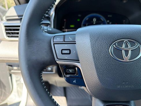 Used 2025 Toyota Camry SE w/ Convenience Package FWD image 16