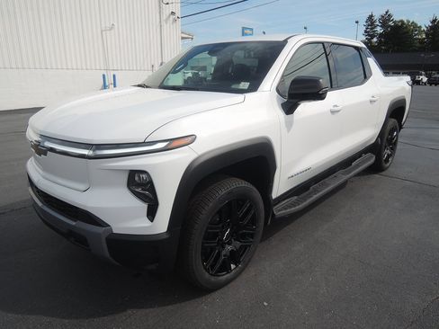 New 2025 Chevrolet Silverado EV LT image 4