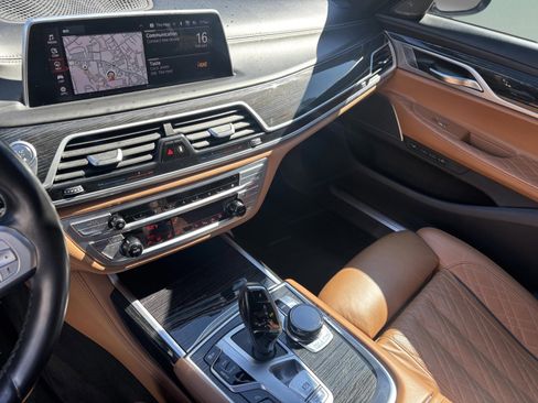 Used 2021 BMW 750i xDrive w/ Luxury Rear Seating Package image 13