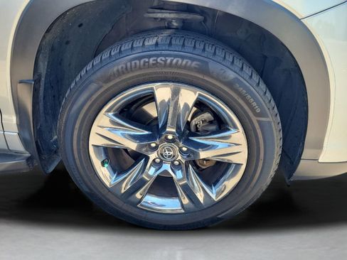 Used 2018 Toyota Highlander Limited Platinum image 4