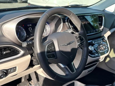 Used 2023 Chrysler Pacifica Touring-L FWD image 16
