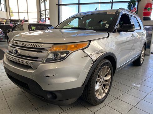 Used 2015 Ford Explorer XLT w/ Equipment Group 202A FWD image 2