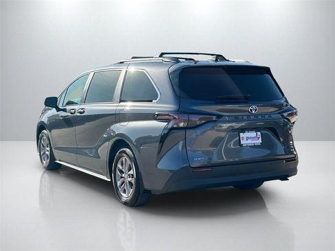 Used 2025 Toyota Sienna XLE w/ XLE Plus Package image 7