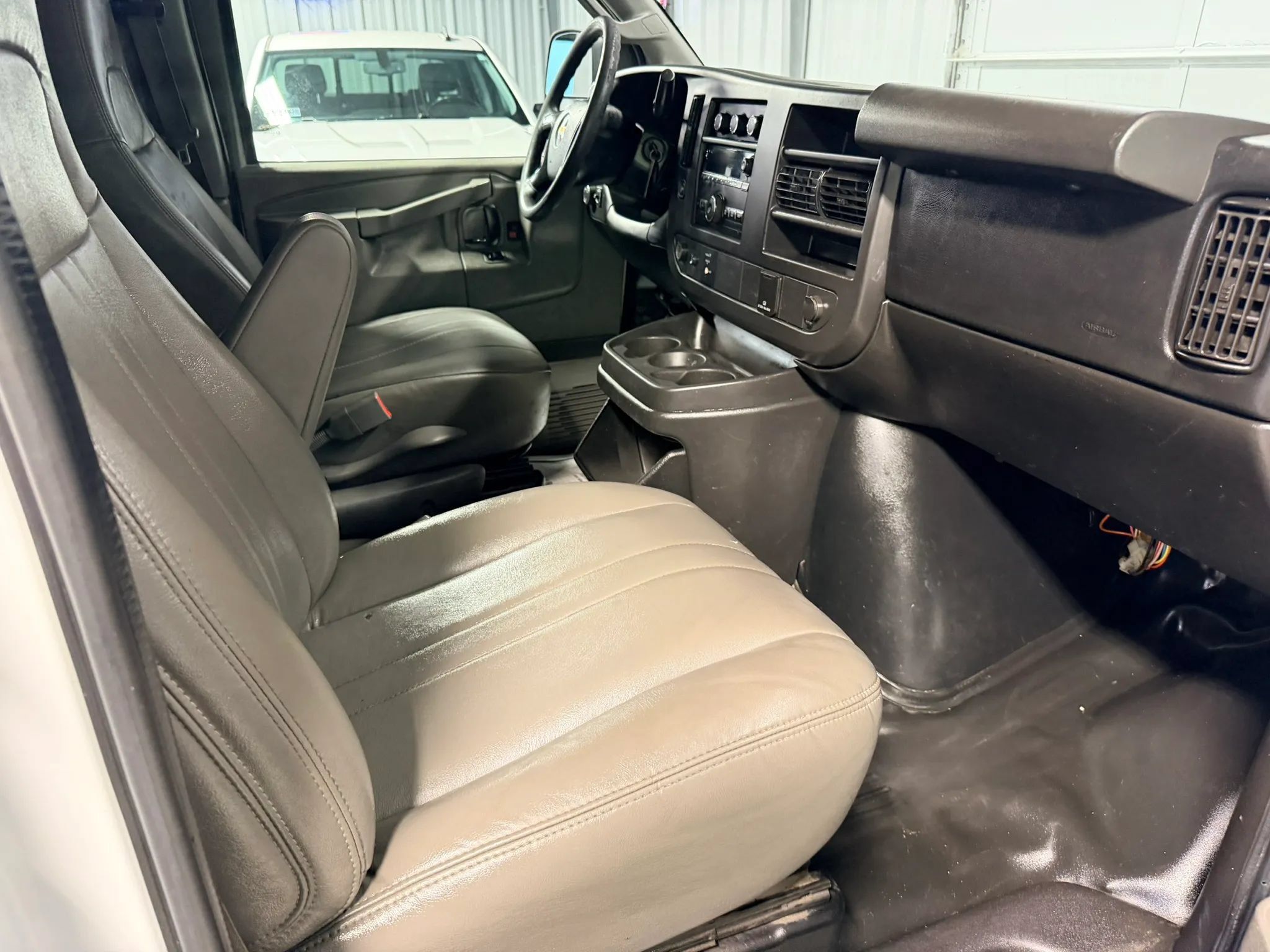 Used 2016 Chevrolet Express 3500 Extended RWD image 11