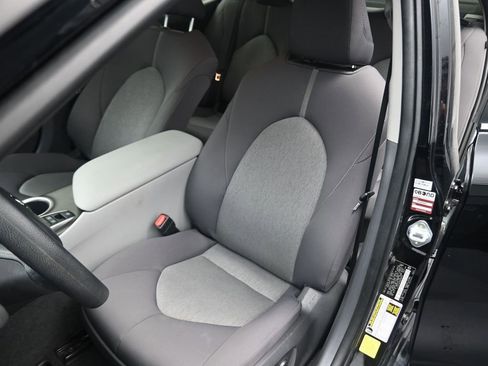 Used 2022 Toyota Camry LE image 10