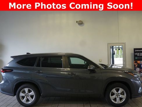 Used 2024 Toyota Highlander LE FWD image 2