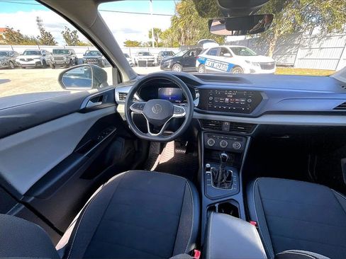 Certified 2022 Volkswagen Taos SE w/ Panoramic Sunroof Package image 18