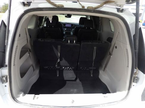 Used 2024 Chrysler Pacifica Touring-L image 8