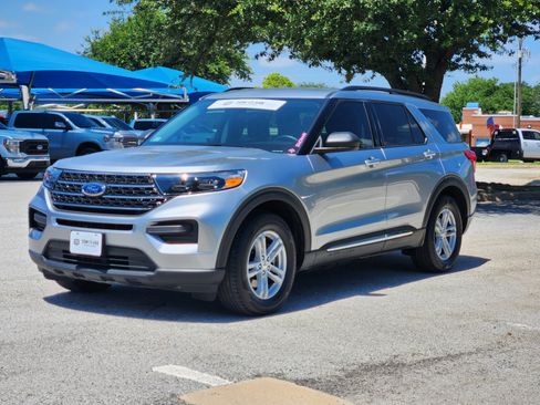 Used 2024 Ford Explorer XLT RWD image 2