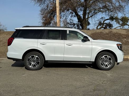 New 2026 Ford Expedition Active image 2