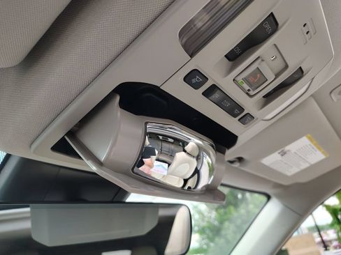 Used 2023 Toyota Highlander XLE AWD/4WD image 44