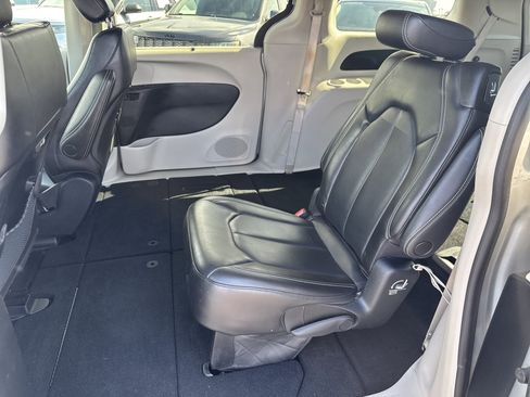 Used 2023 Chrysler Pacifica Touring-L FWD image 11