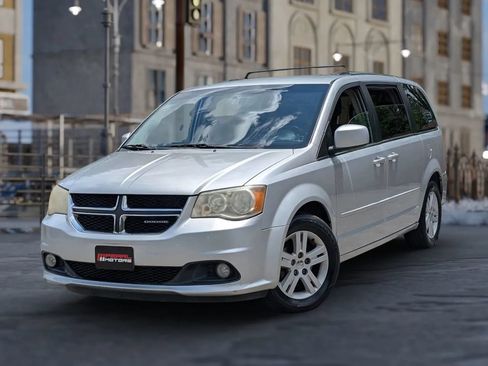 Used 2011 Dodge Grand Caravan Crew w/ Entertainment Group 1 FWD image 3