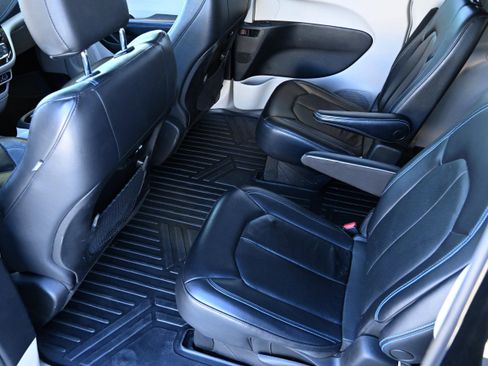 Used 2021 Chrysler Pacifica Touring-L image 9