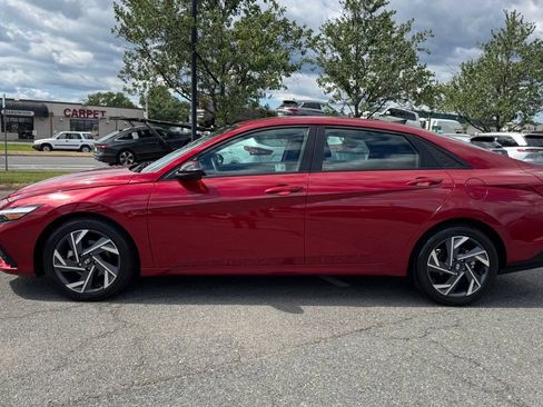 Used 2025 Hyundai Elantra Sport FWD image 4