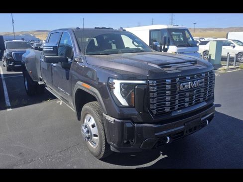 Used 2025 GMC Sierra 3500 Denali Ultimate AWD/4WD image 4