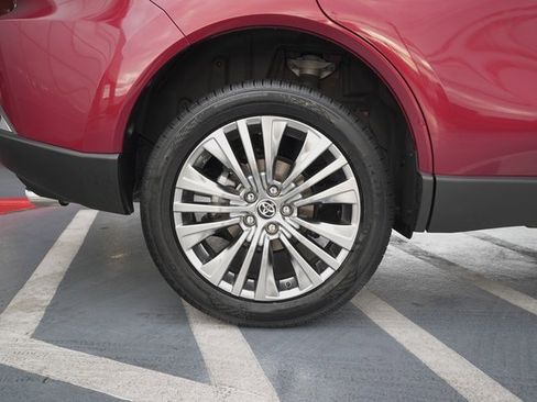 Certified 2023 Toyota Venza XLE image 36