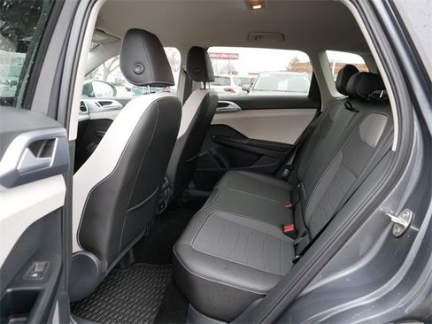 Certified 2025 Volkswagen Taos SE image 17