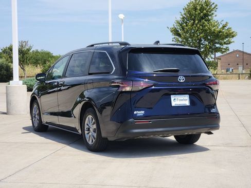 Used 2023 Toyota Sienna XLE w/ XLE Plus Package AWD/4WD image 5