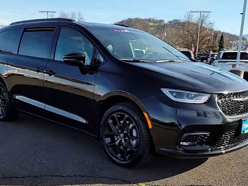 New 2026 Chrysler Pacifica Select image 2