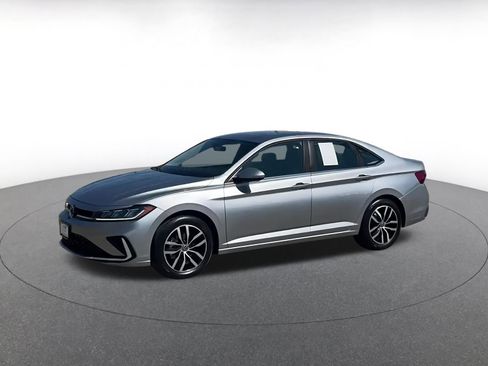 Used 2025 Volkswagen Jetta SE image 8