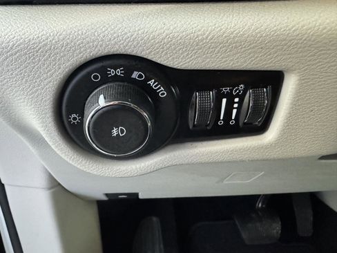 Used 2018 Chrysler Pacifica Touring-L w/ Tire & Wheel Group image 16