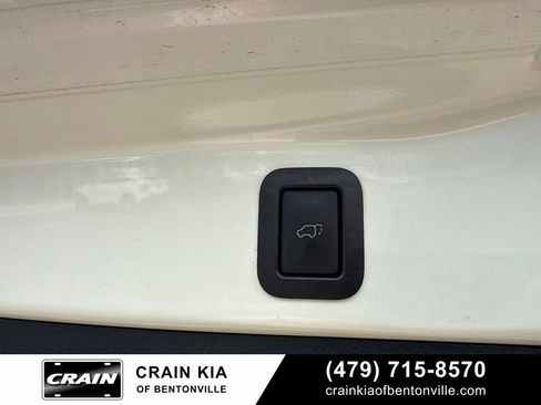 Used 2019 Toyota Highlander SE FWD image 16