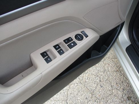 Used 2017 Hyundai Elantra SE FWD image 19