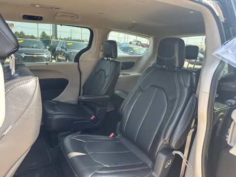Used 2024 Chrysler Pacifica Touring-L FWD image 5