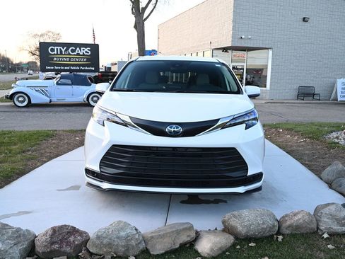 Used 2025 Toyota Sienna LE image 2