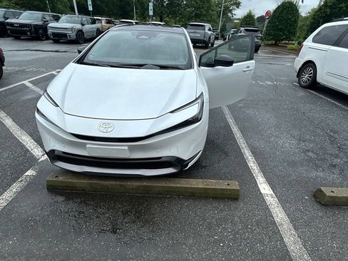 Used 2024 Toyota Prius XLE FWD image 9