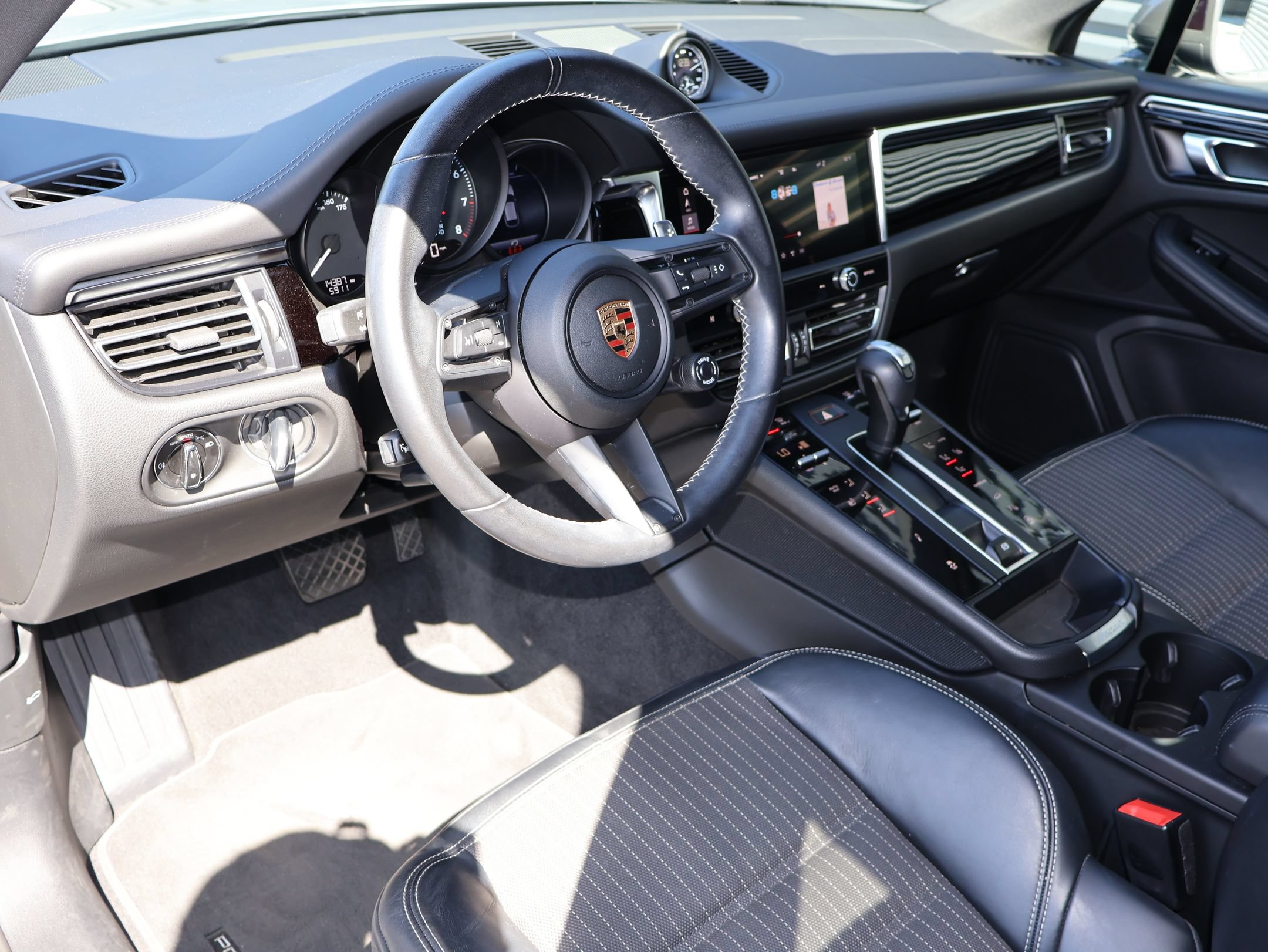 Used 2024 Porsche Macan Turbo AWD/4WD image 4