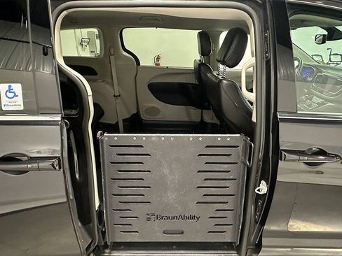 Used 2020 Chrysler Voyager Lxi FWD image 25